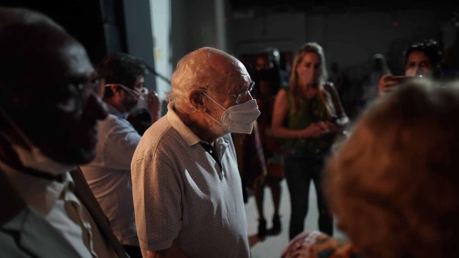 Uma noite de gala. Doidos de Pedra é exibido para moradores com a presença dos personagens